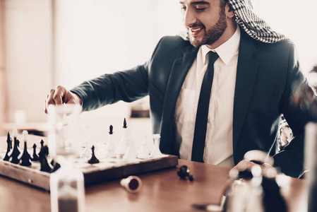 阿拉伯商人。 穿着黑色西装的人。 有经验的企业家。 成功的年轻人。 阿拉伯的肖像。 很好的休闲。 阿拉伯人下棋。 人的计划策略。