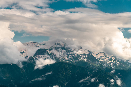 高加索山脉和云层山峰的美丽景观