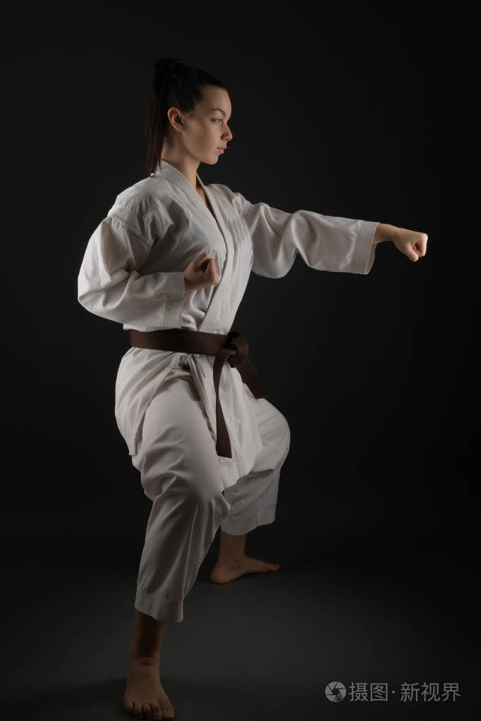 年轻女子练空手武术