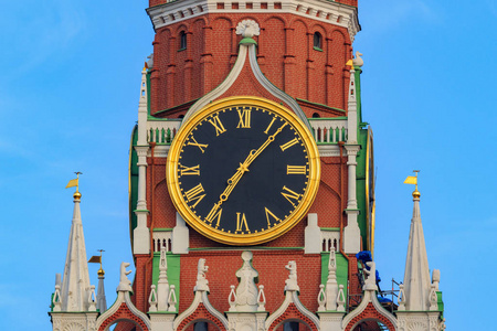莫斯科俄罗斯2018年9月02日莫斯科克里姆林宫在蓝天背景上的斯帕斯卡亚塔上的钟声特写