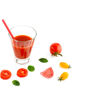 新鲜番茄汁和西红柿在白色背景上分离。 平坦的平顶视图。 免费的文本空间。