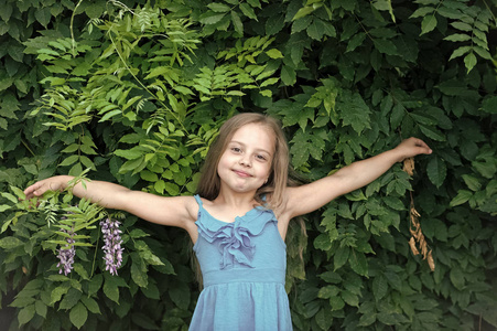 儿童张开双手图片