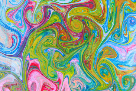 不同颜色的流体艺术。 彩色背景从油漆上的液体。 液体上的明亮图案。 流行艺术风格的彩色油漆污渍