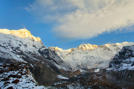 从安纳普尔纳南部大本营尼泊尔喜马拉雅山俯瞰安纳普尔纳山全景