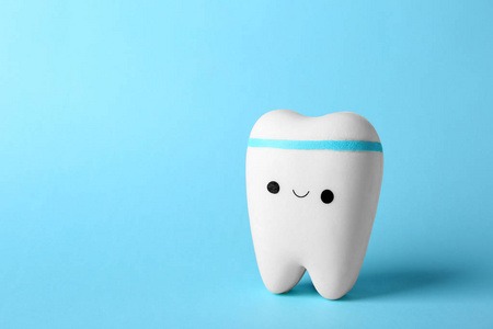 牙齿模型，有快乐的脸和文字空间的颜色背景