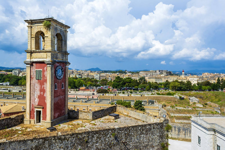 废弃的钟楼在老堡垒在科孚，全景的科孚镇在希腊。