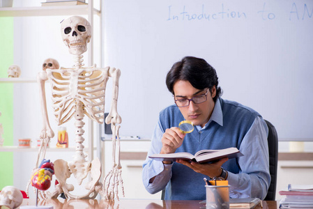 教学解剖学的年轻讲师教师