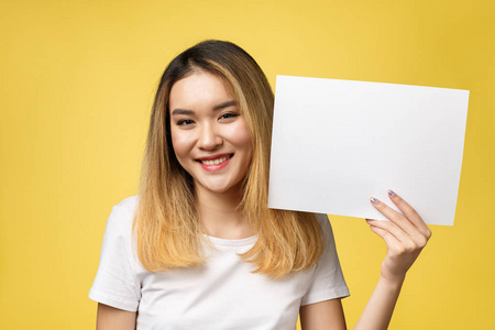 有吸引力的年轻美丽亚洲学生女人抱着张空白的纸