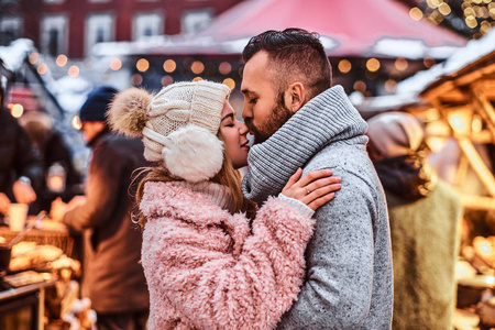 恋爱中的情侣, 在圣诞节的时候, 在冬天的集市上拥抱在一起, 接吻