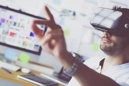 年轻的男性软件程序员测试一个新的应用程序与3d 虚拟现实玻璃在办公室
