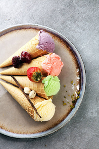 一套不同颜色和口味的冰淇淋勺，包括浆果坚果水果和香草
