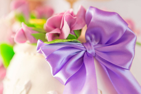蛋糕装饰。紫色兰花的漂亮婚礼蛋糕。紫罗兰色的蛋糕