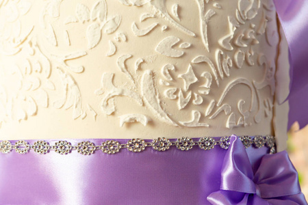 蛋糕装饰。紫色兰花的漂亮婚礼蛋糕。紫罗兰色的蛋糕