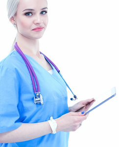 使用数字平板电脑和站在白色背景上的女医生。一个女医生