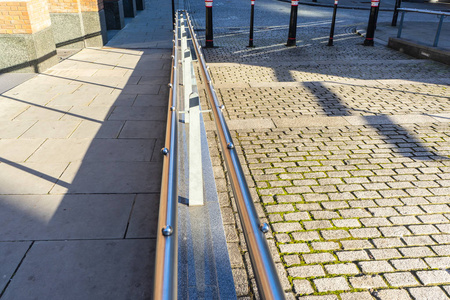 伦敦反滑板建筑的例子。 装饰防滑板护罩。