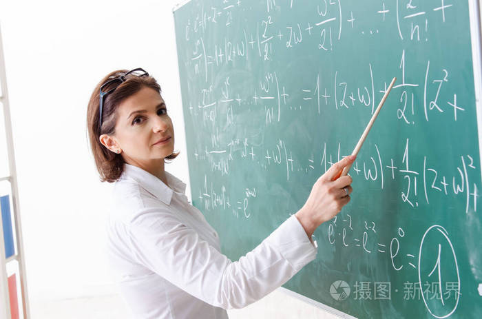 在黑板前的女数学老师