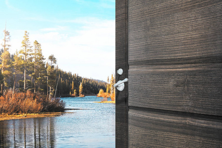 打开木门，有创意的湖景。 假日概念。 3D渲染