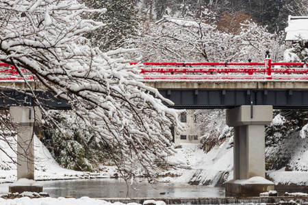 小林桥，冬季降雪，宫川河。 日本高山海田吉夫的地标。 景观景观。