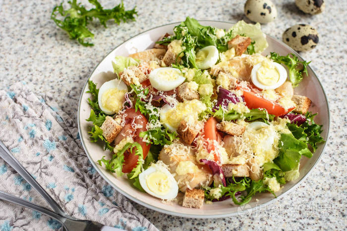 新鲜凯撒沙拉与鸡胸生菜和西红柿美味的自制春沙拉