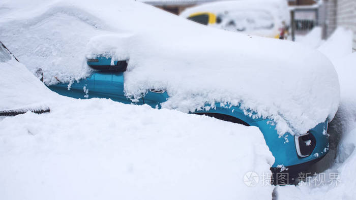 汽车冬季紧急情况。 天气相关的车辆紧急情况。 汽车在冬天的暴风雪中被雪覆盖。 冰雪覆盖的汽车