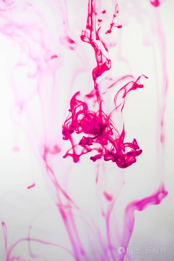 墨水在水背景图像中明亮