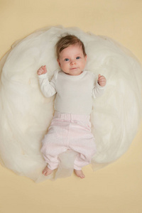 可爱的两个月大的婴儿裹着白色的布料