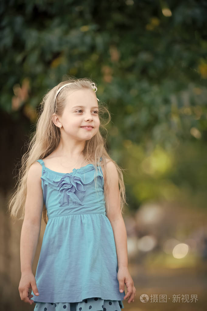 小女婴的室外的蓝色礼服笑脸