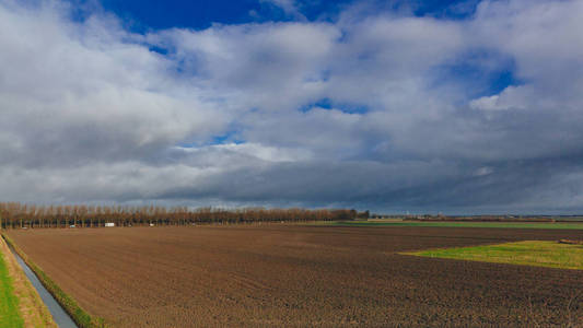 荷兰阿姆斯特丹附近荷兰乡村天空和云层下的田野景观