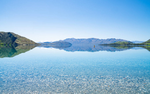 美丽的湖景,蓝绿色的水在蓝天下,在云湖湾,万卡湖照片