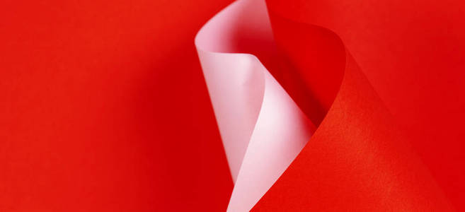 抽象五颜六色的背景与红色和粉红色的纸几何形状。选择性对焦