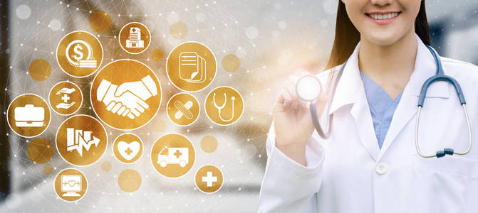 健康保险概念医生在医院与健康保险相关的图标图形界面显示医疗保健