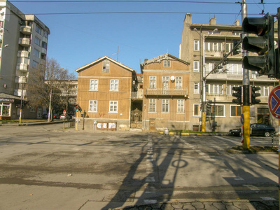 在马路对面的多层建筑中有两栋两层的棕色小建筑