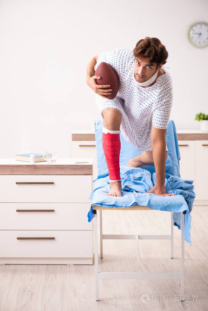 受伤男子在医院等待治疗