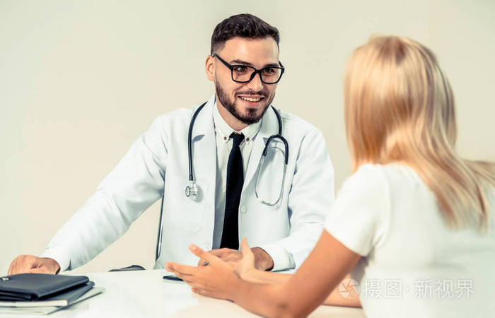 男医生正在医院办公室和女病人交谈医疗保健和医疗服务