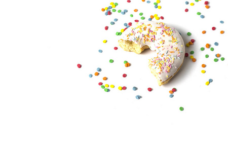 新鲜美味的甜甜圈和甜的多色装饰糖果在白色的背景。 面包店概念，新鲜美味早餐