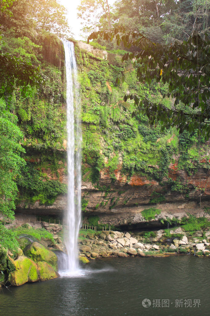 墨西哥帕伦克恰帕斯附近郁郁葱葱的热带雨林中的米索尔瀑布