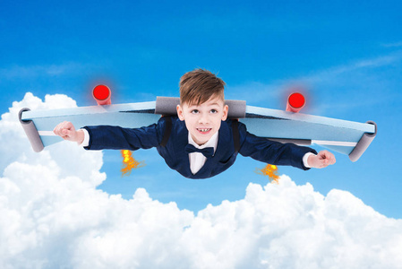 个一个英俊,聪明,野心勃勃,西装革履,展翅飞翔的小男孩相似素材图片