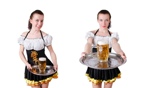 年轻女服务员与白啤酒