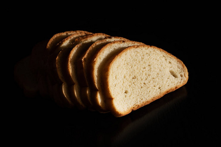 白色面包片在黑暗的背景上靠近
