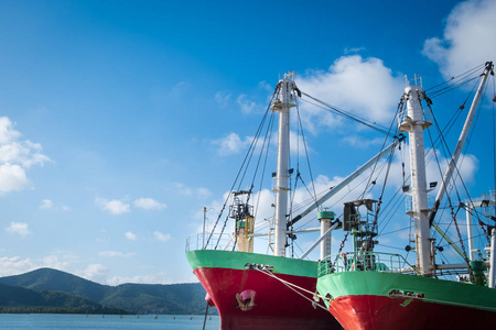 货船或渔船停靠在松赫拉深海港的码头。