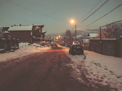 晚上可以看到小镇的景色, 路上有雪。雪中的树。巴库里亚尼山区滑雪胜地