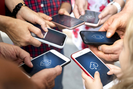 家庭通过他们手机上的云网络共享文件照片