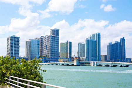 迈阿密, 佛罗里达州, 乌萨市中心的天际线。建筑海洋海滩和蓝天。美丽的城市的美国