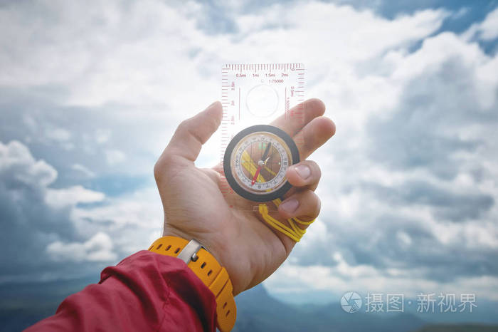 雄性手拿着一个磁罗盘在天空的背景与云 旅行和寻找你的人生道路的概念照片 正版商用图片18cqea 摄图新视界 雄性手拿着一个磁罗盘在天空的背景与云 旅行和寻找你的人生道路的概念照片 正版商用图片18cqea 摄图新视界