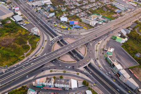 带有环形交叉路口的高速公路路口的鸟瞰图。 桥梁道路在建筑结构和交通理念上形成圆圈。 上面的风景。 曼谷城市日落泰国。