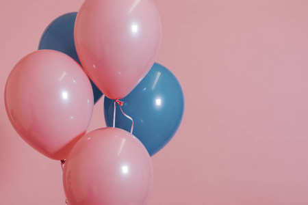 粉色和蓝色气球参加生日聚会