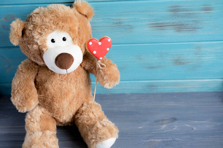 有心脏的玩具熊。 贺卡的基础。 准备一张有熊和心的浪漫卡片。