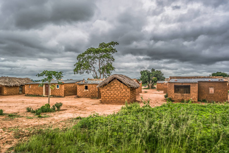 以安哥拉为背景，以屋顶和兵马俑砖墙为背景的传统村落茅草屋景观多云的天空