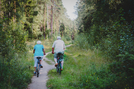 骑自行车在自然的活动年长夫妇