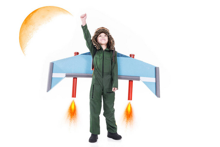 创意原创智能男孩穿着飞行员制服玩喷气机制作的玩具